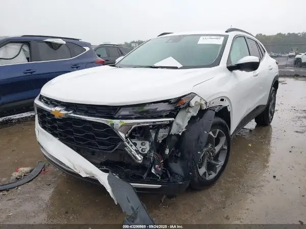 KL77LHEP1SC022758 2025 CHEVROLET TRAX - Image 2