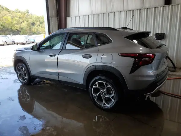 KL77LHEP1SC023246 2025 CHEVROLET TRAX - Image 2