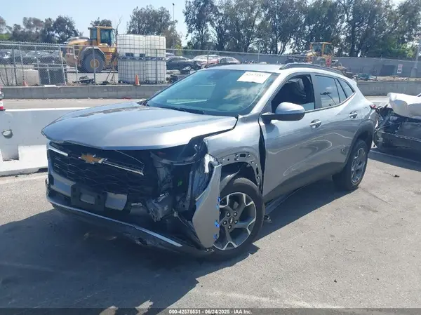 KL77LHEP1SC036420 2025 CHEVROLET TRAX - Image 2
