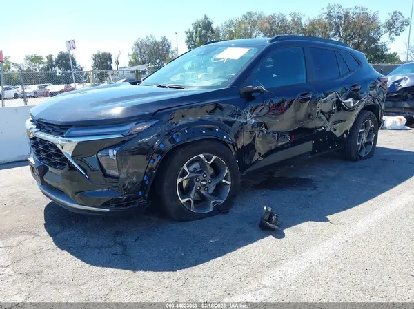 KL77LHEP1SC042377 2025 CHEVROLET TRAX - Image 2
