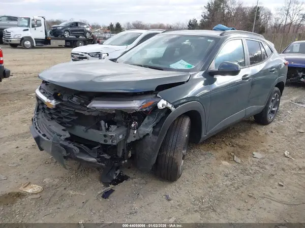 KL77LHEP1SC045456 2025 CHEVROLET TRAX - Image 2