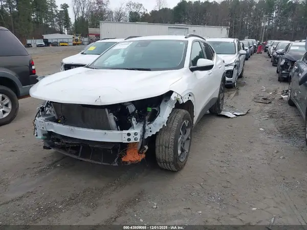 KL77LHEP1SC046641 2025 CHEVROLET TRAX - Image 2