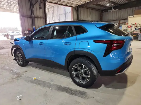 KL77LHEP1SC057591 2025 CHEVROLET TRAX - Image 2