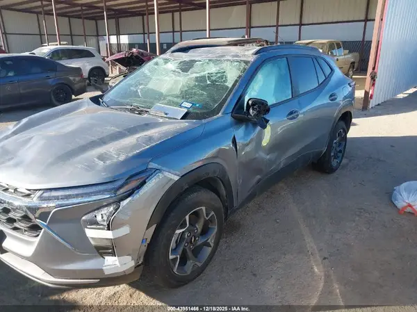 KL77LHEP1SC074701 2025 CHEVROLET TRAX - Image 2