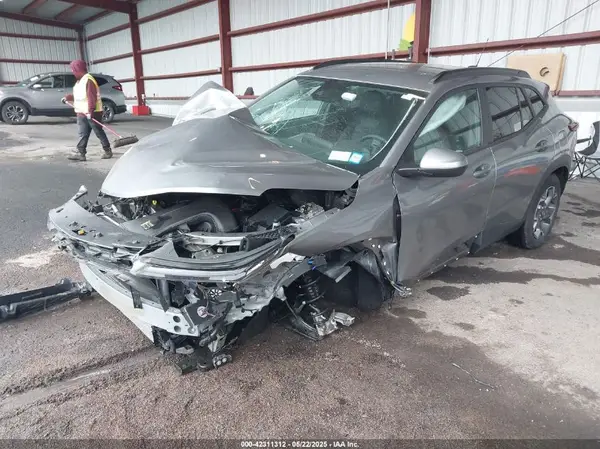 KL77LHEP1SC076920 2025 CHEVROLET TRAX - Image 2