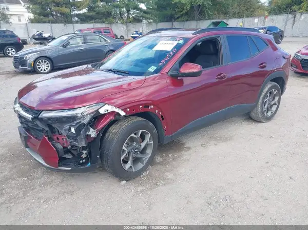 KL77LHEP1SC077808 2025 CHEVROLET TRAX - Image 2
