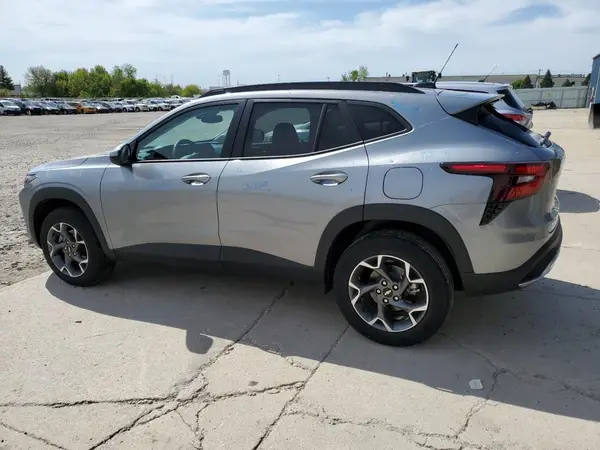 KL77LHEP1SC085066 2025 CHEVROLET TRAX - Image 2
