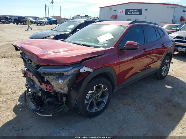 KL77LHEP1SC088064 2025 CHEVROLET TRAX - Image 2