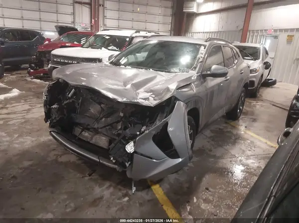 KL77LHEP1SC100701 2025 CHEVROLET TRAX - Image 2