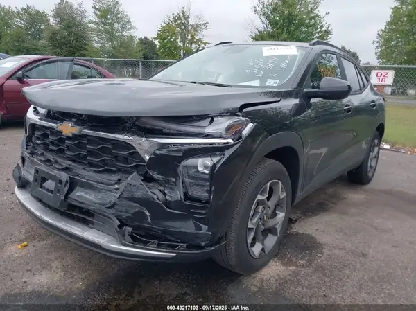 KL77LHEP1SC123394 2025 CHEVROLET TRAX - Image 2