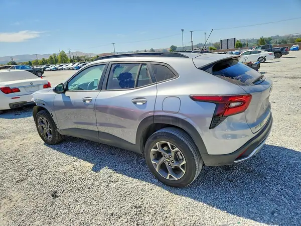 KL77LHEP1SC139031 2025 CHEVROLET TRAX - Image 2