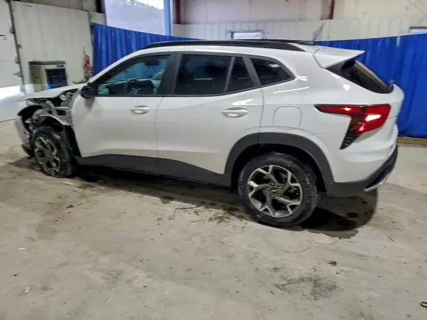 KL77LHEP1SC142432 2025 CHEVROLET TRAX - Image 2