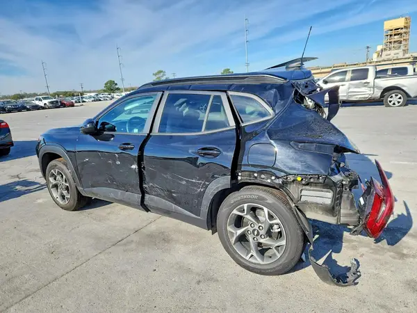 KL77LHEP1SC144732 2025 CHEVROLET TRAX - Image 2
