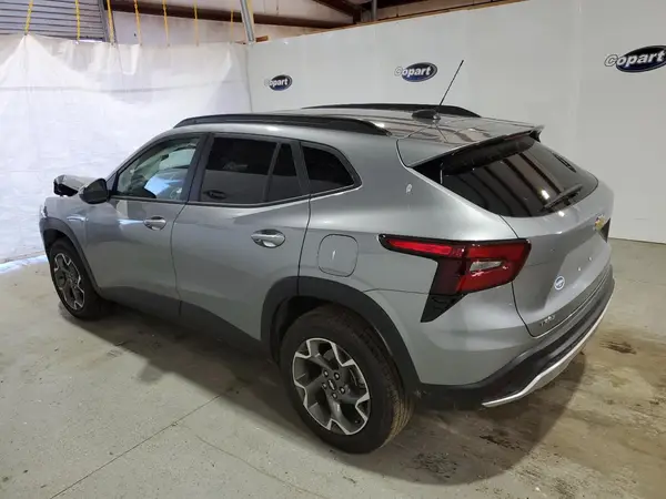 KL77LHEP1SC172482 2025 CHEVROLET TRAX - Image 2