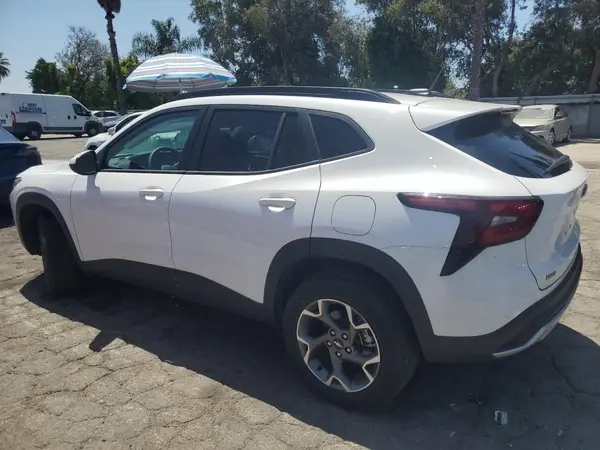 KL77LHEP1SC185717 2025 CHEVROLET TRAX - Image 2