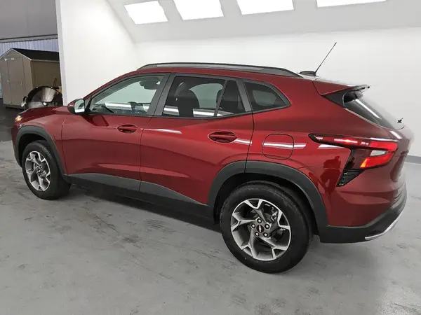 KL77LHEP1SC186219 2025 CHEVROLET TRAX - Image 2
