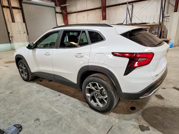 KL77LHEP1SC186480 2025 CHEVROLET TRAX - Image 2