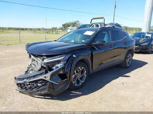 KL77LHEP1SC192697 2025 CHEVROLET TRAX - Image 2