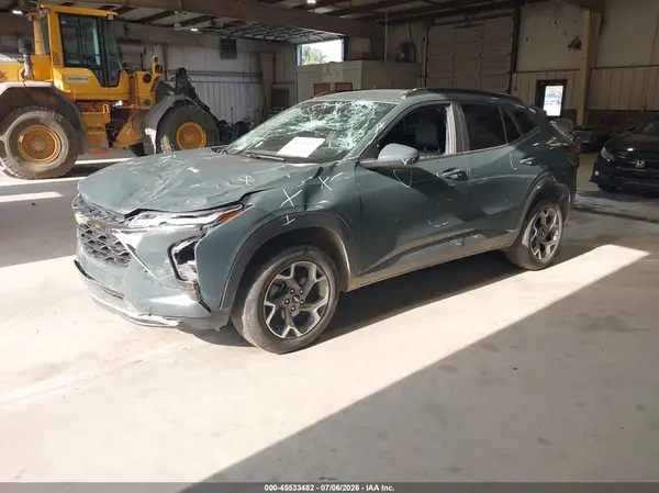 KL77LHEP1SC194076 2025 CHEVROLET TRAX - Image 2
