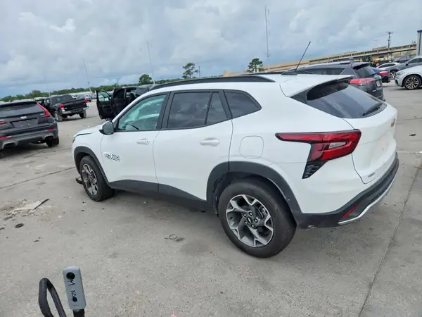 KL77LHEP1SC194143 2025 CHEVROLET TRAX - Image 2