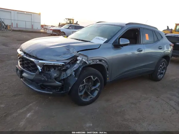 KL77LHEP1SC196944 2025 CHEVROLET TRAX - Image 2