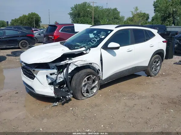 KL77LHEP1SC206517 2025 CHEVROLET TRAX - Image 2