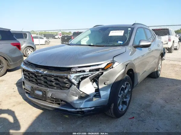 KL77LHEP1SC210079 2025 CHEVROLET TRAX - Image 2