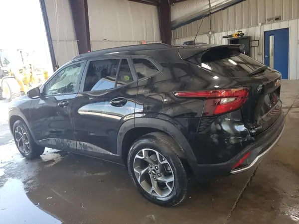 KL77LHEP1SC210373 2025 CHEVROLET TRAX - Image 2