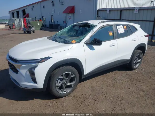 KL77LHEP1SC217811 2025 CHEVROLET TRAX - Image 2