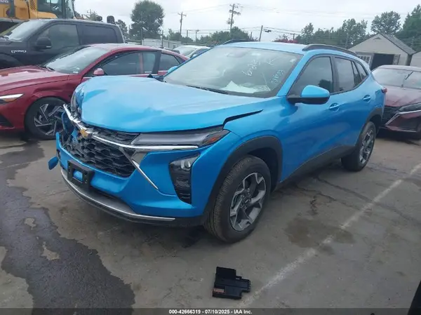 KL77LHEP1SC220837 2025 CHEVROLET TRAX - Image 2