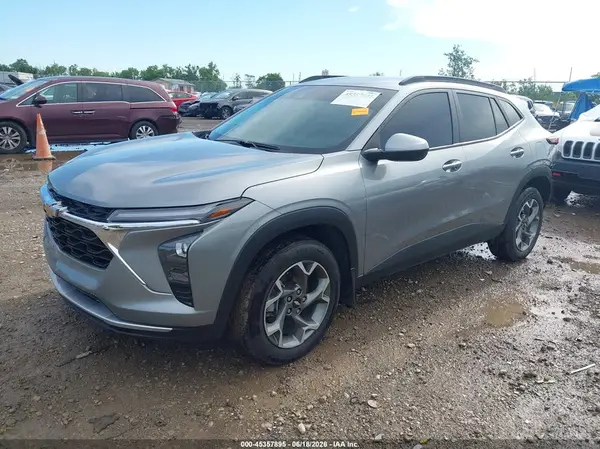 KL77LHEP1SC225052 2025 CHEVROLET TRAX - Image 2