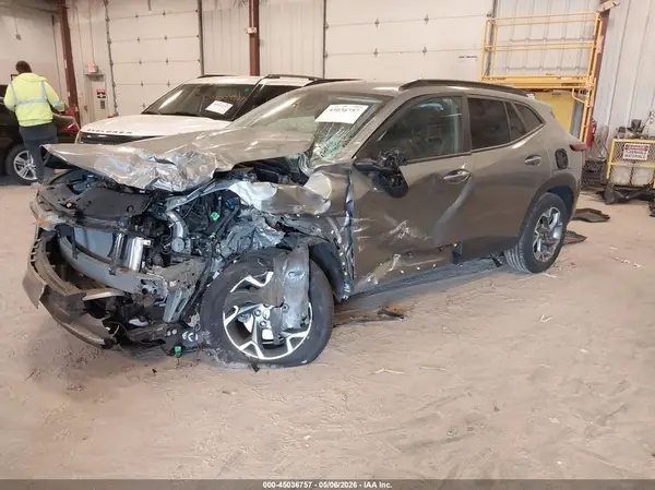 KL77LHEP1SC225231 2025 CHEVROLET TRAX - Image 2