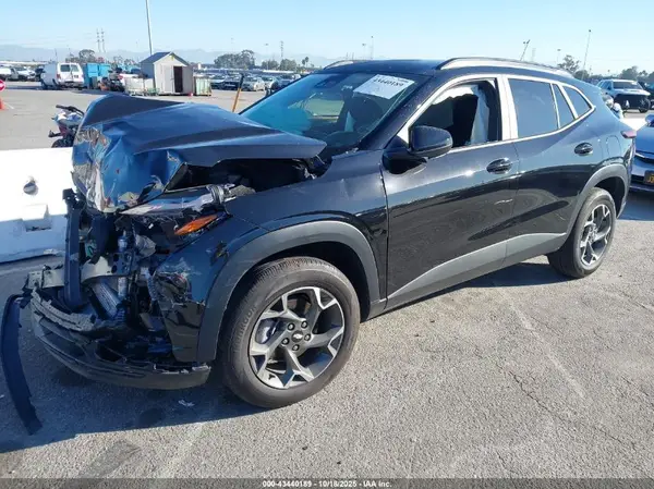 KL77LHEP1SC227285 2025 CHEVROLET TRAX - Image 2
