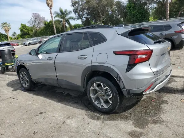 KL77LHEP1SC229019 2025 CHEVROLET TRAX - Image 2