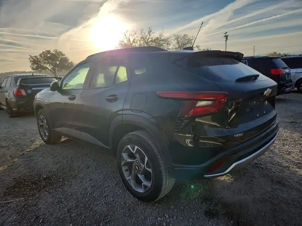 KL77LHEP1SC229649 2025 CHEVROLET TRAX - Image 2