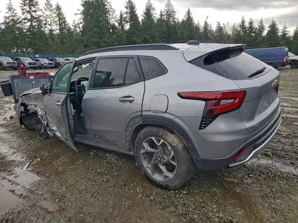 KL77LHEP1SC230414 2025 CHEVROLET TRAX - Image 2