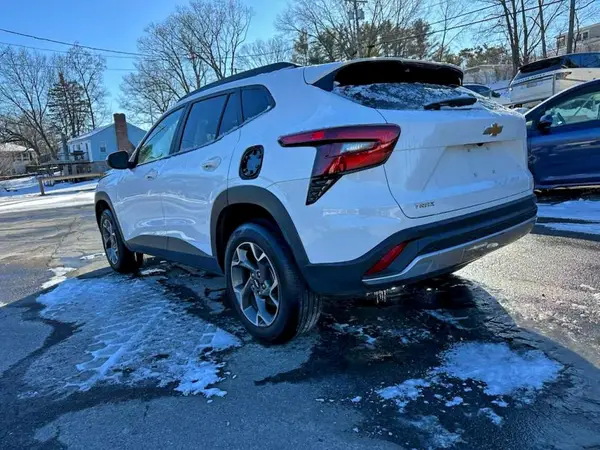 KL77LHEP1SC230560 2025 CHEVROLET TRAX - Image 2