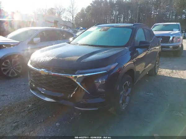 KL77LHEP1SC230767 2025 CHEVROLET TRAX - Image 2