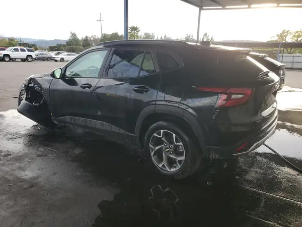 KL77LHEP1SC231286 2025 CHEVROLET TRAX - Image 2