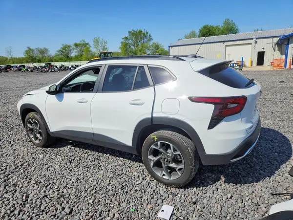 KL77LHEP1SC234530 2025 CHEVROLET TRAX - Image 2