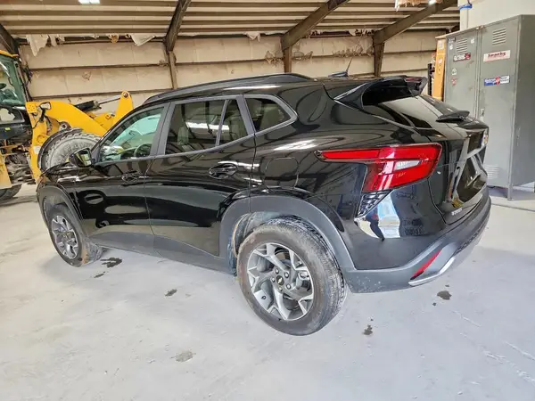KL77LHEP1SC235791 2025 CHEVROLET TRAX - Image 2