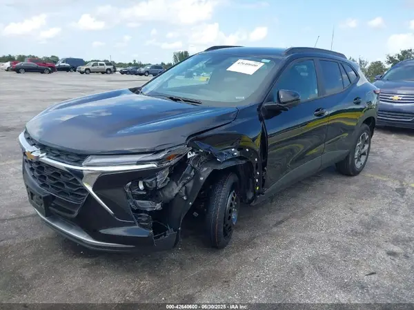 KL77LHEP1SC237055 2025 CHEVROLET TRAX - Image 2