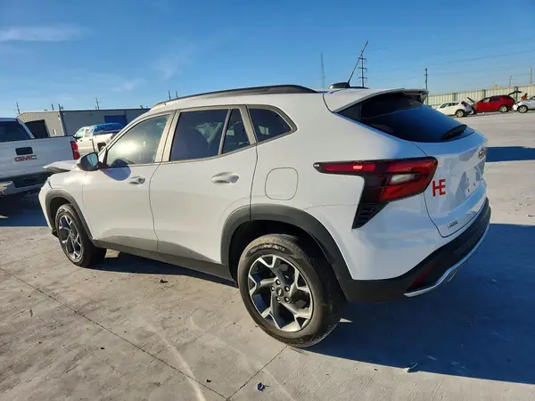 KL77LHEP1SC239503 2025 CHEVROLET TRAX - Image 2