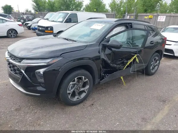 KL77LHEP1SC241963 2025 CHEVROLET TRAX - Image 2