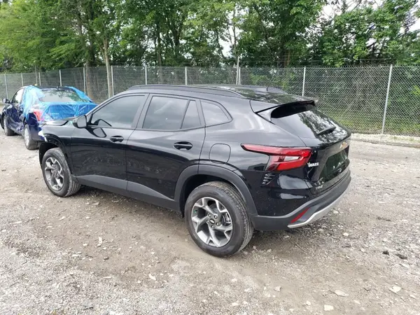 KL77LHEP1SC245088 2025 CHEVROLET TRAX - Image 2