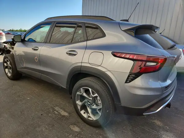 KL77LHEP1SC247276 2025 CHEVROLET TRAX - Image 2