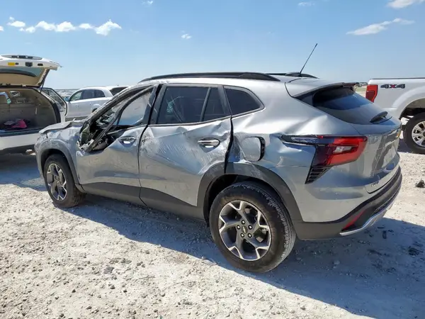 KL77LHEP1SC253062 2025 CHEVROLET TRAX - Image 2