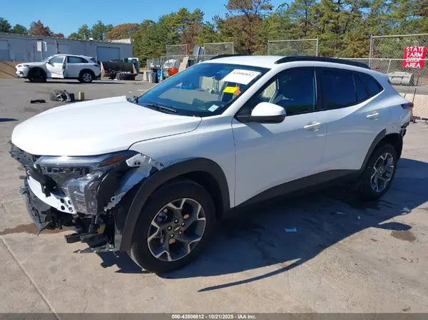 KL77LHEP1SC266071 2025 CHEVROLET TRAX - Image 2
