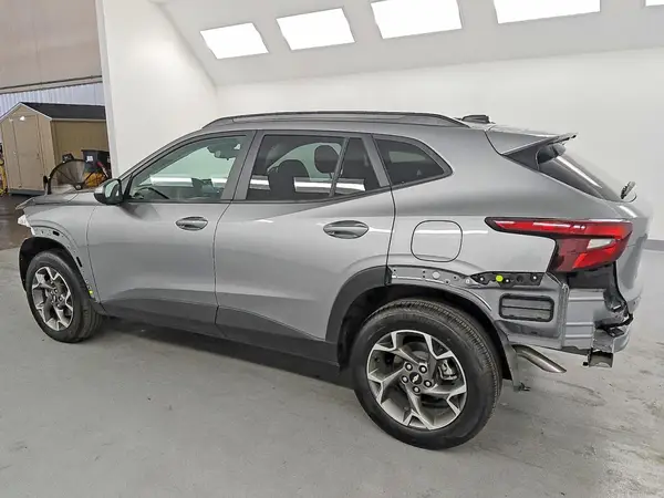 KL77LHEP1SC269262 2025 CHEVROLET TRAX - Image 2