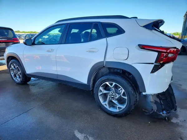 KL77LHEP1SC271822 2025 CHEVROLET TRAX - Image 2